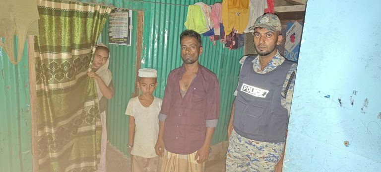 নয়াপাড়ায় নিখোঁজ রোহিঙ্গা শি-শু-কে উদ্ধার করে পরিবারের কাছে হস্তান্তর
