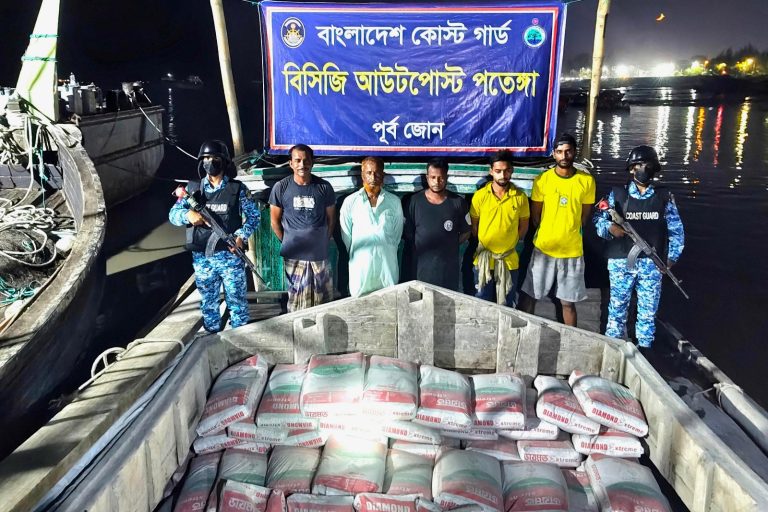 মিয়ানমারের পাচার কালে বিপুল পরিমান সিমেন্ট জব্দ করেন কোস্ট গার্ড