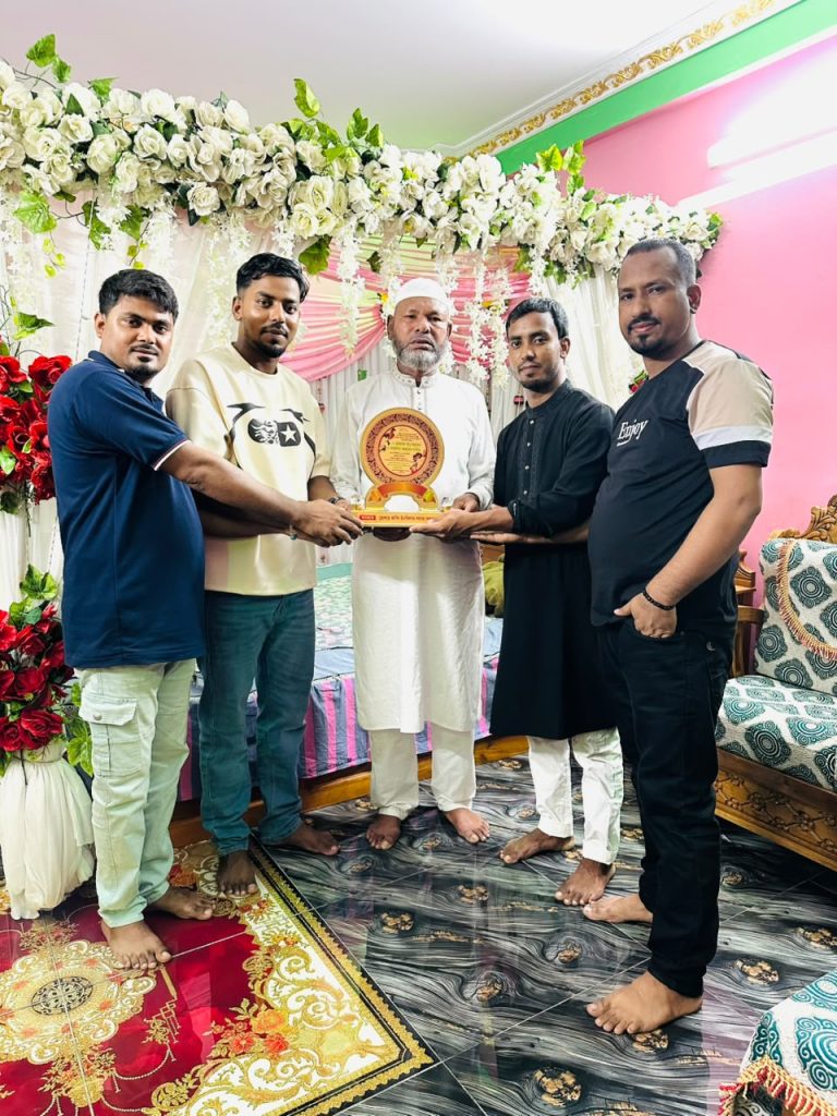 বড়লেখায় ইতালি প্রবাসী মোঃ সানু মিয়াকে ক্রেস্ট দেন, ভোলার কান্দি ইনকিলাব সমাজ কল্যাণ পরিষদ এর পক্ষে থেকে।