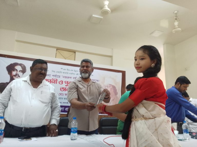 কবিতা, গান ও নৃত্যে নজরুল বন্দনা, বদলগাছীতে পুরস্কৃত শিক্ষার্থীরা।