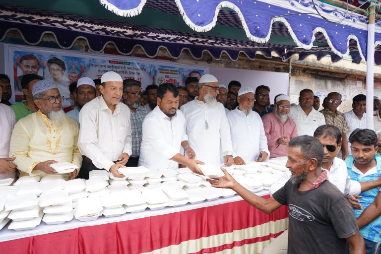 বিএনপির ৪৮তম প্রতিষ্ঠাবার্ষিকী উপলক্ষে রাজশাহীতে দুস্থদের মাঝে খাবার বিতরণ