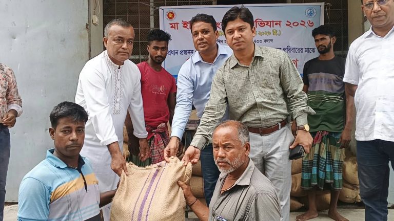 টুঙ্গিপাড়ায় ৩০০ জেলে পরিবার পেল ৭.৫ টন ভিজিএফের চাল
