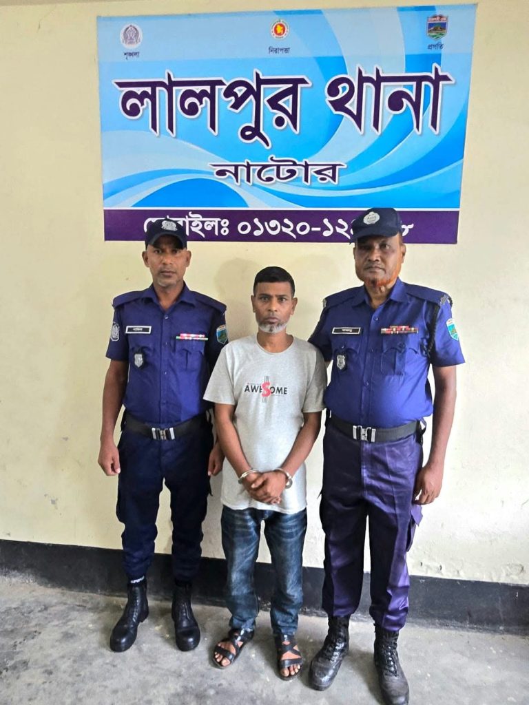 লালপুরে পৌরসভা কার্যালয়ে চাঁদা দাবির অভিযোগে গ্রেপ্তার ১