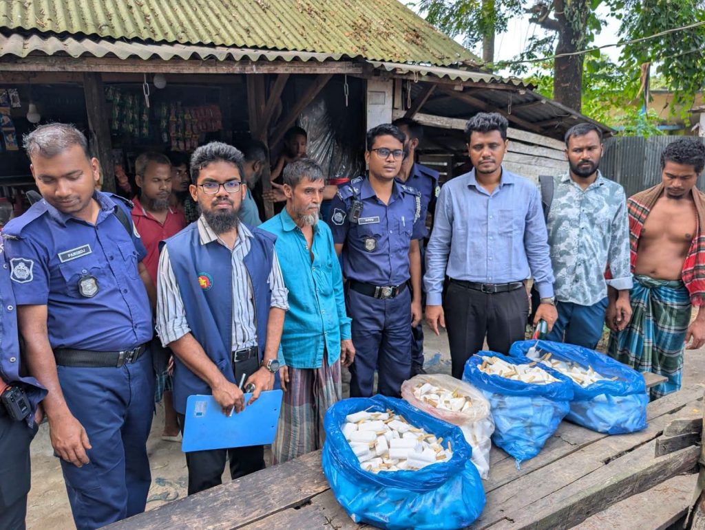 নেছারাবাদে অস্বাস্থ্যকর পরিবেশে আইসক্রিম উৎপাদন: কারখানা মালিককে জরিমানা ও সিলগালা