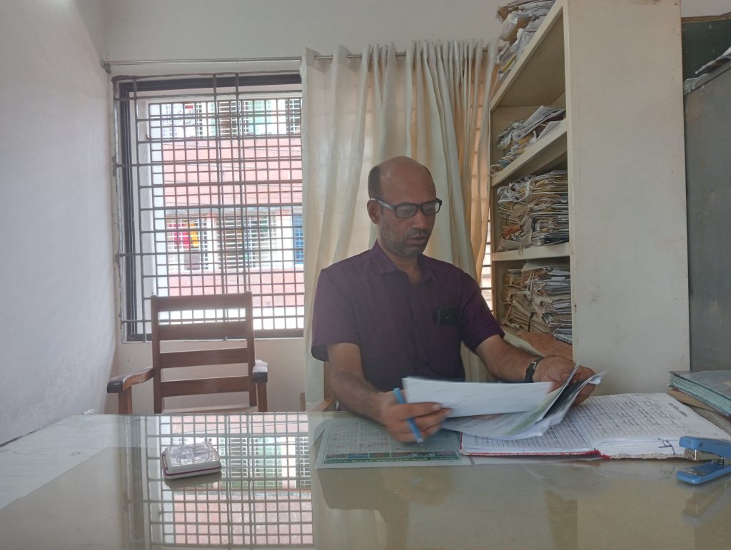 প্রতিদিন দুপুর তিনটার পর অফিসে নেই কর্মকর্তা সেবা থেকে বঞ্চিত সাধারণ মানুষ